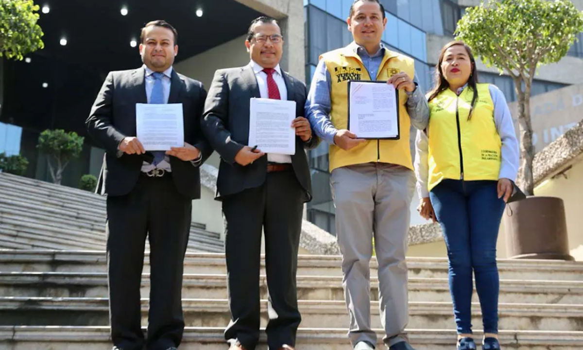 Denuncian a Mario Delgado